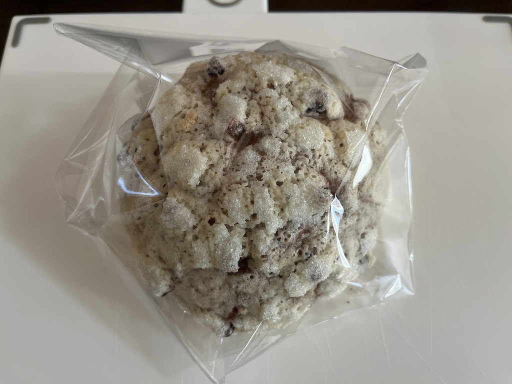 パン生地がココア生地のチョコチップメロンパン