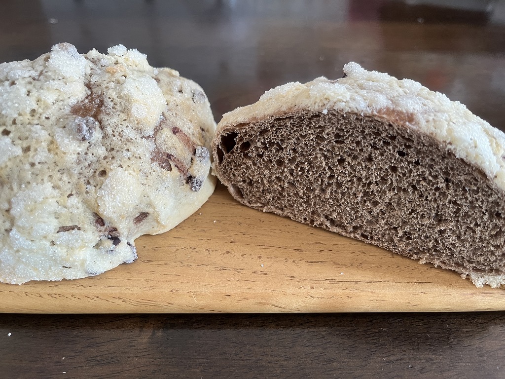 パン生地がココア生地のチョコチップメロンパン2