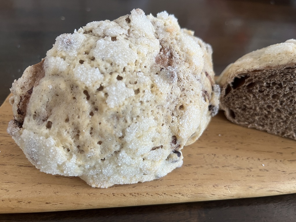 パン生地がココア生地のチョコチップメロンパン3