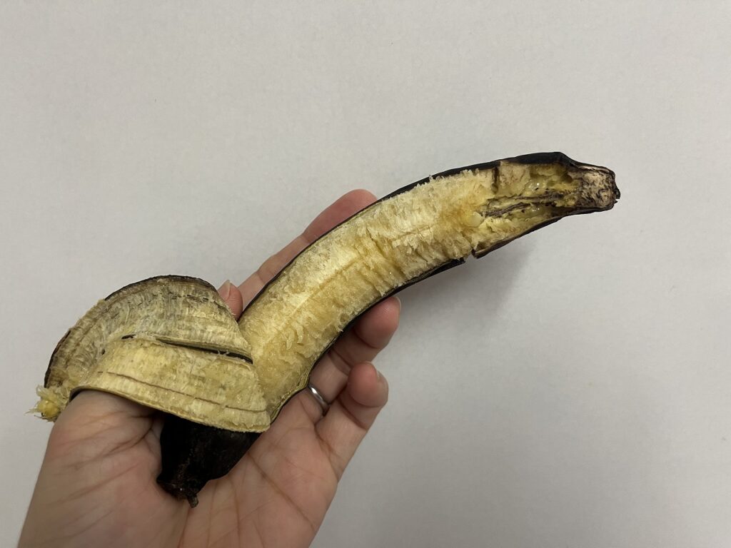 真っ黒バナナを剥いた