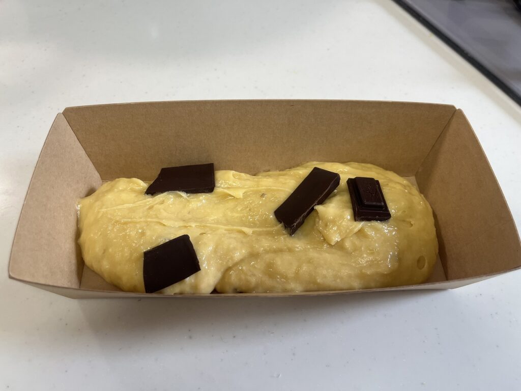 パウンドケーキ型に流し込む